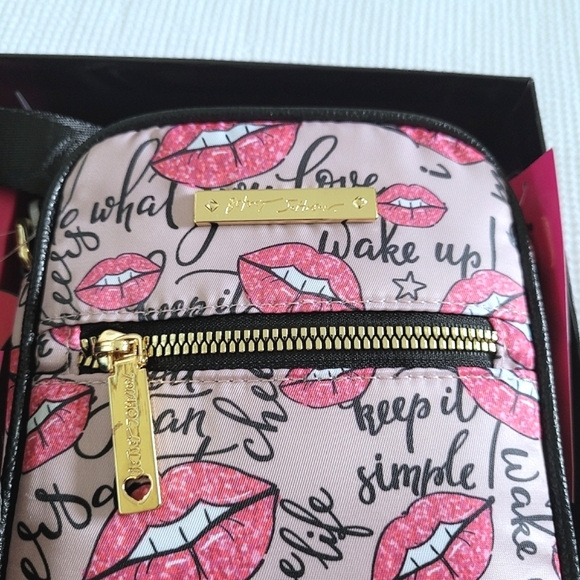 ✨️HP✨ Betsey Johnson Lips💋 Crossbody Bag with Ear👂Bud Case Gift🎁 Set - Picture 4 of 16